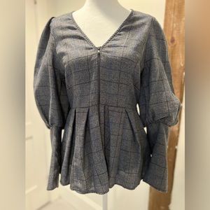 DO+BE Gray zipper front peplum blouse, puff sleeve, gray with blue stripes. L